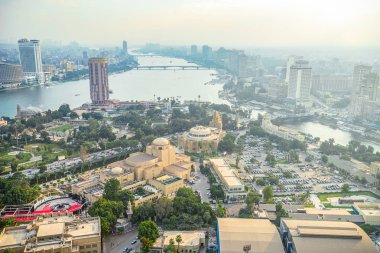 18/11/2018 Kahire, Mısır, panoramik merkezi ve kentin en yüksek kule Afrika sermaye ve duman ve zararlı emisyonların hava içine büyük bir konsantrasyon ile gözlem güverteden iş parçası.
