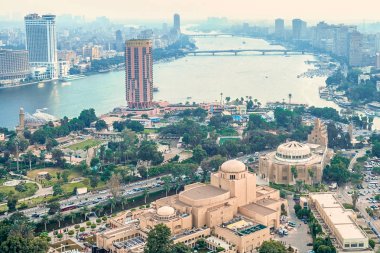 18/11/2018 Kahire, Mısır, panoramik merkezi ve kentin en yüksek kule Afrika sermaye ve duman ve zararlı emisyonların hava içine büyük bir konsantrasyon ile gözlem güverteden iş parçası.
