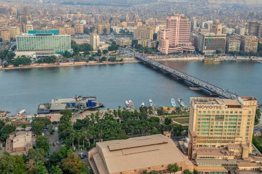 18/11/2018 Kahire, Mısır, panoramik merkezi ve kentin en yüksek kule Afrika sermaye ve duman ve zararlı emisyonların hava içine büyük bir konsantrasyon ile gözlem güverteden iş parçası.