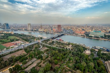 18/11/2018 Kahire, Mısır, panoramik merkezi ve kentin en yüksek kule Afrika sermaye ve duman ve zararlı emisyonların hava içine büyük bir konsantrasyon ile gözlem güverteden iş parçası.