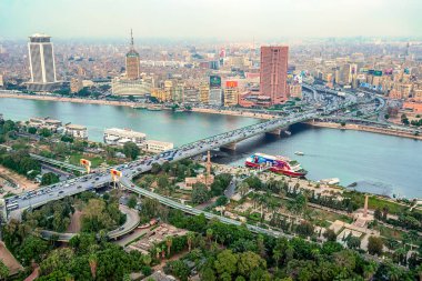 18/11/2018 Kahire, Mısır, panoramik merkezi ve kentin en yüksek kule Afrika sermaye ve duman ve zararlı emisyonların hava içine büyük bir konsantrasyon ile gözlem güverteden iş parçası.