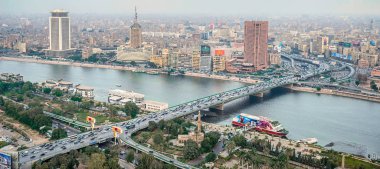 18/11/2018 Kahire, Mısır, panoramik merkezi ve kentin en yüksek kule Afrika sermaye ve duman ve zararlı emisyonların hava içine büyük bir konsantrasyon ile gözlem güverteden iş parçası.