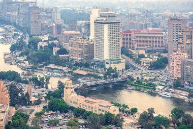 18/11/2018 Kahire, Mısır, panoramik merkezi ve kentin en yüksek kule Afrika sermaye ve duman ve zararlı emisyonların hava içine büyük bir konsantrasyon ile gözlem güverteden iş parçası.