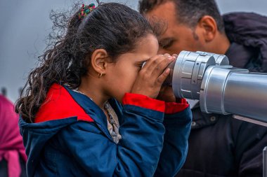 18/11/2018 Kahire, Mısır, panoramik merkezi ve kentin en yüksek kule Afrika sermaye ve duman ve zararlı emisyonların hava içine büyük bir konsantrasyon ile gözlem güverteden iş parçası.