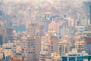 18/11/2018 Kahire, Mısır, panoramik merkezi ve kentin en yüksek kule Afrika sermaye ve duman ve zararlı emisyonların hava içine büyük bir konsantrasyon ile gözlem güverteden iş parçası.