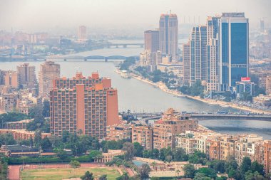 18/11/2018 Kahire, Mısır, panoramik merkezi ve kentin en yüksek kule Afrika sermaye ve duman ve zararlı emisyonların hava içine büyük bir konsantrasyon ile gözlem güverteden iş parçası.