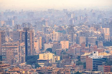 18/11/2018 Kahire, Mısır, panoramik merkezi ve kentin en yüksek kule Afrika sermaye ve duman ve zararlı emisyonların hava içine büyük bir konsantrasyon ile gözlem güverteden iş parçası.