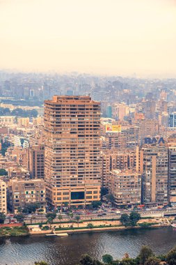 18/11/2018 Kahire, Mısır, panoramik merkezi ve kentin en yüksek kule Afrika sermaye ve duman ve zararlı emisyonların hava içine büyük bir konsantrasyon ile gözlem güverteden iş parçası.