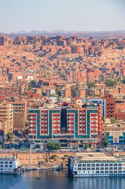 16/11/2018 Aswan, Mısır, güneşli bir günde Nil Batı kıyısında dağını şehirden panoramik görünüm