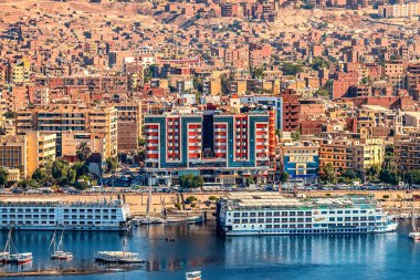 16/11/2018 Aswan, Mısır, güneşli bir günde Nil Batı kıyısında dağını şehirden panoramik görünüm