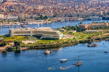16/11/2018 Aswan, Mısır, güneşli bir günde Nil Batı kıyısında dağını şehirden panoramik görünüm