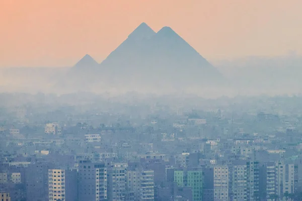 2018 カイロ エジプト 観察から市内のパノラマ ビュー デッキ アフリカの首都と煙 有害な排出量とピラミッドの地平線上の大規模な濃度 — ストック写真