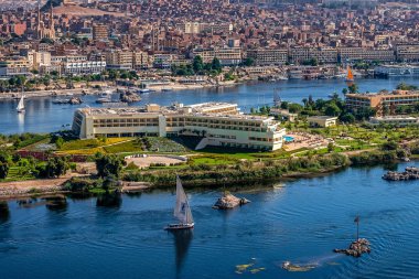 16/11/2018 Aswan, Mısır, güneşli bir günde Nil Batı kıyısında dağını şehirden panoramik görünüm