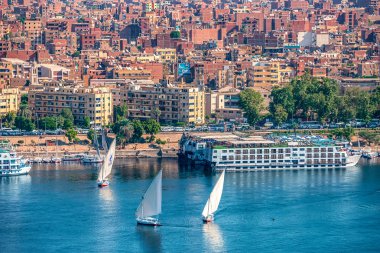 16/11/2018 Aswan, Mısır, güneşli bir günde Nil Batı kıyısında dağını şehirden panoramik görünüm