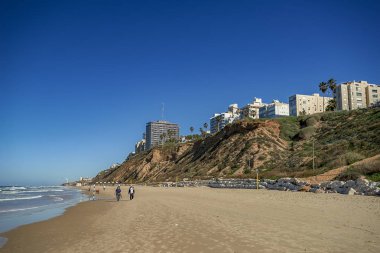 12/14/2018 Netanya, İsrail, güneşli bir tatil beldesi Merkez Promenade yeşil bir tepede son derece etkileyici bir gökdelenler.