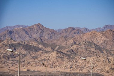 güneşli bir günde dağlar