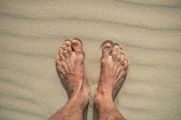 男性腿在接待沙质海岸 — 图库照片