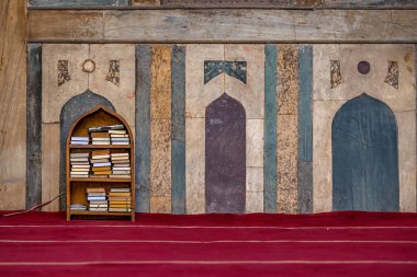 11/18/2018 Kahire, Mısır, Ulu Cami halıları ile ortasında Arapça dini kitaplar ile raf