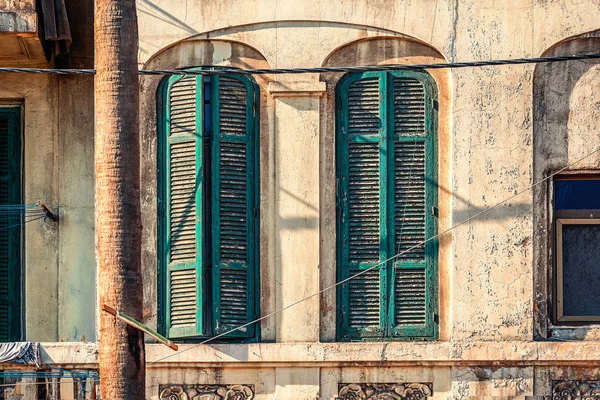 Παλιά Πρόσοψη Ξύλινα Παράθυρα Στα Windows — Φωτογραφία Αρχείου