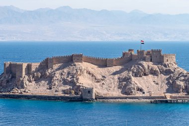 Eski askeri fort Salah El DIN Kalesi Kızıldeniz kıyısında küçük bir adada