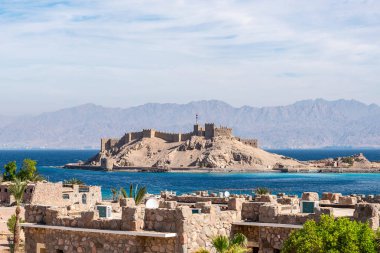 Eski askeri fort Salah El DIN Kalesi Kızıldeniz kıyısında küçük bir adada