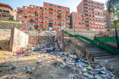 18/11/2018 Kahire, Mısır, Afrika başkenti sokaklarında yalan ve güneşli bir günde sinekler ile kabul edilemez bir karalama eşliğinde çöp yığını