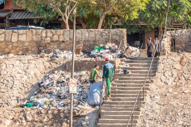 18/11/2018 Kahire, Mısır, gençlerin toplayın ve çöp Afrika başkenti sokaklarında büyük torbalarda güneşli bir günde sıralayın.