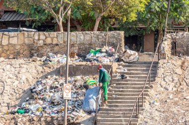 18/11/2018 Kahire, Mısır, gençlerin toplayın ve çöp Afrika başkenti sokaklarında büyük torbalarda güneşli bir günde sıralayın.