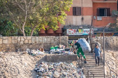 18/11/2018 Kahire, Mısır, gençlerin toplayın ve çöp Afrika başkenti sokaklarında büyük torbalarda güneşli bir günde sıralayın.