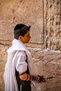 23/11/2016 Kudüs, İsrail, bulutlu bir günde ağlama duvarı tarafından geleneksel bir elbise bir mümin duruyor.