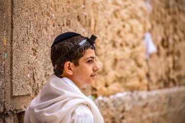 23/11/2016 Kudüs, İsrail, bulutlu bir günde ağlama duvarı tarafından geleneksel bir elbise bir mümin duruyor.