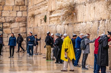 11/23/2018 Kudüs, İsrail, Yahudiler mümin yağmur altında ağlayan duvarın yanında dua ediyor