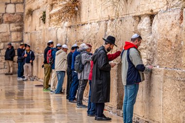 11/23/2018 Kudüs, İsrail, Yahudiler mümin yağmur altında ağlayan duvarın yanında dua ediyor