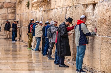 11/23/2018 Kudüs, İsrail, Yahudiler mümin yağmur altında ağlayan duvarın yanında dua ediyor