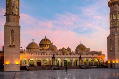 09/11/2018 Hurghada, Mısır, yeni bembeyaz Camii Al Mina fenerler tarafından Alacakaranlık ve vurgulanan Kızıldeniz kıyısında