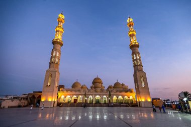 09/11/2018 Hurghada, Mısır, yeni bembeyaz Camii Al Mina fenerler tarafından Alacakaranlık ve vurgulanan Kızıldeniz kıyısında