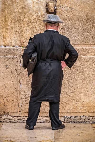 Gläubiger Jude Betet Der Nähe Der Mauer Des Schreiens Mit — Stockfoto