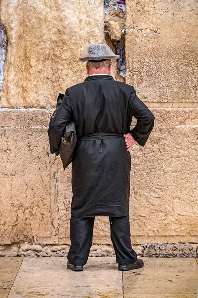 Gläubiger Jude Betet Der Nähe Der Mauer Des Schreiens Mit — Stockfoto