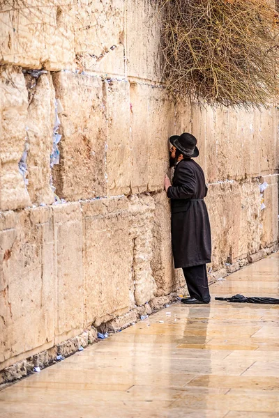 2018 Kudüs Srail Yahudi Inanan Bir Büyük Siyah Şapka Öpücük — Stok fotoğraf