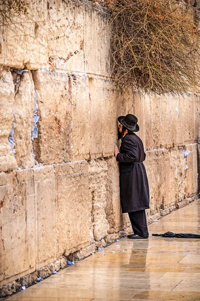 以色列耶路撒冷 相信犹太人 在一顶黑色的大帽子哭泣的墙附近祈祷 亲吻墙壁 — 图库照片
