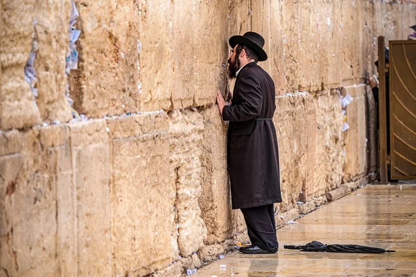 2018 Jerusalén Israel Creyendo Judio Está Orando Cerca Pared Llorar —  Fotos de Stock