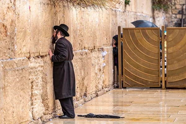 2018 Jerusalén Israel Creyendo Judio Está Orando Cerca Pared Llorar —  Fotos de Stock
