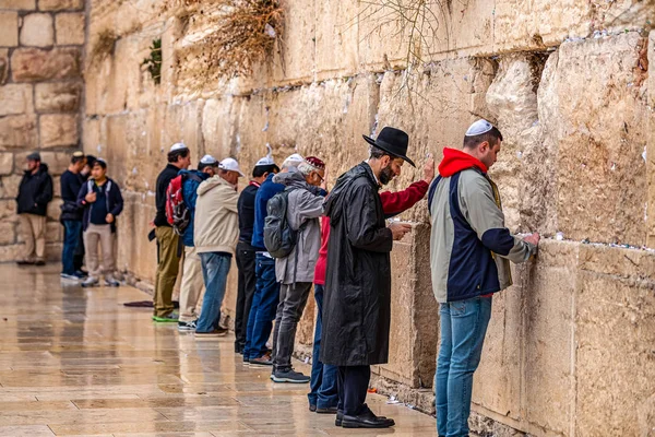 11/23/2018 Kudüs, İsrail, Yahudiler mümin yağmur altında ağlayan duvarın yanında dua ediyor