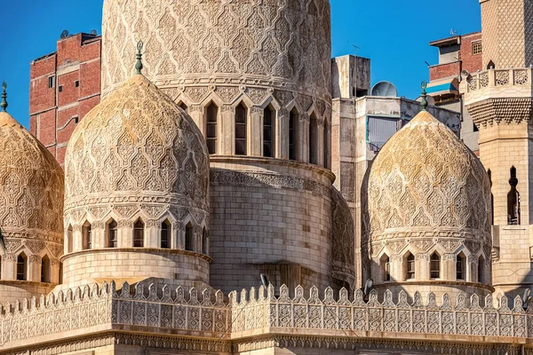 18/11/2018 İskenderiye, Mısır, inanılmaz güzel cami Abo El Abass güneşli bir mavi gökyüzü ve palmiye ağaçları karşı.