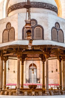 18/11/2018 Kahire, Mısır, Kahire eski ve en büyük Camii ortasında bir kuyu ile namaz için ana salon iç