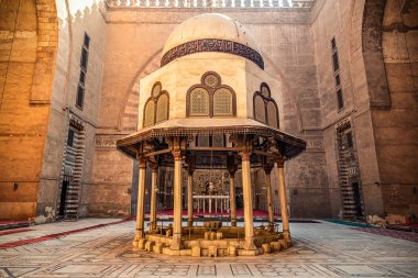 18/11/2018 Kahire, Mısır, Kahire eski ve en büyük Camii ortasında bir kuyu ile namaz için ana salon iç