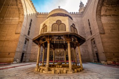 18/11/2018 Kahire, Mısır, Kahire eski ve en büyük Camii ortasında bir kuyu ile namaz için ana salon iç