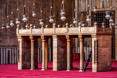 18/11/2018 Kahire, Mısır, Kahire eski ve en büyük Camii dua birçok oryantal tasarım unsurları ile için ana salon iç