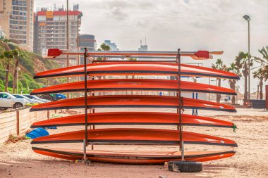 05/12/2018 Netanya, İsrail, Akdeniz beach üzerinde güneşli gün holded sup panoları