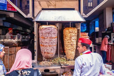 17/11/2018 Kahire, Mısır, Genç bir Arap çocuk bir shawerma Afrika başkenti sokaklarında hazırlanıyor